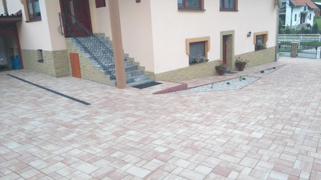 Domino Apartment Korytne Bagian luar foto